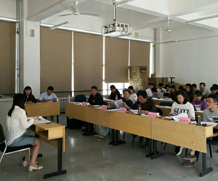 服装学院举行2018届毕业生论文答辩会