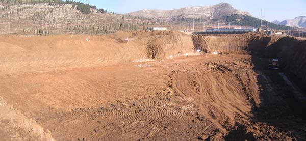 食堂地槽已挖完,正在平整一号教学楼正在强夯地槽二号教学楼正在地槽